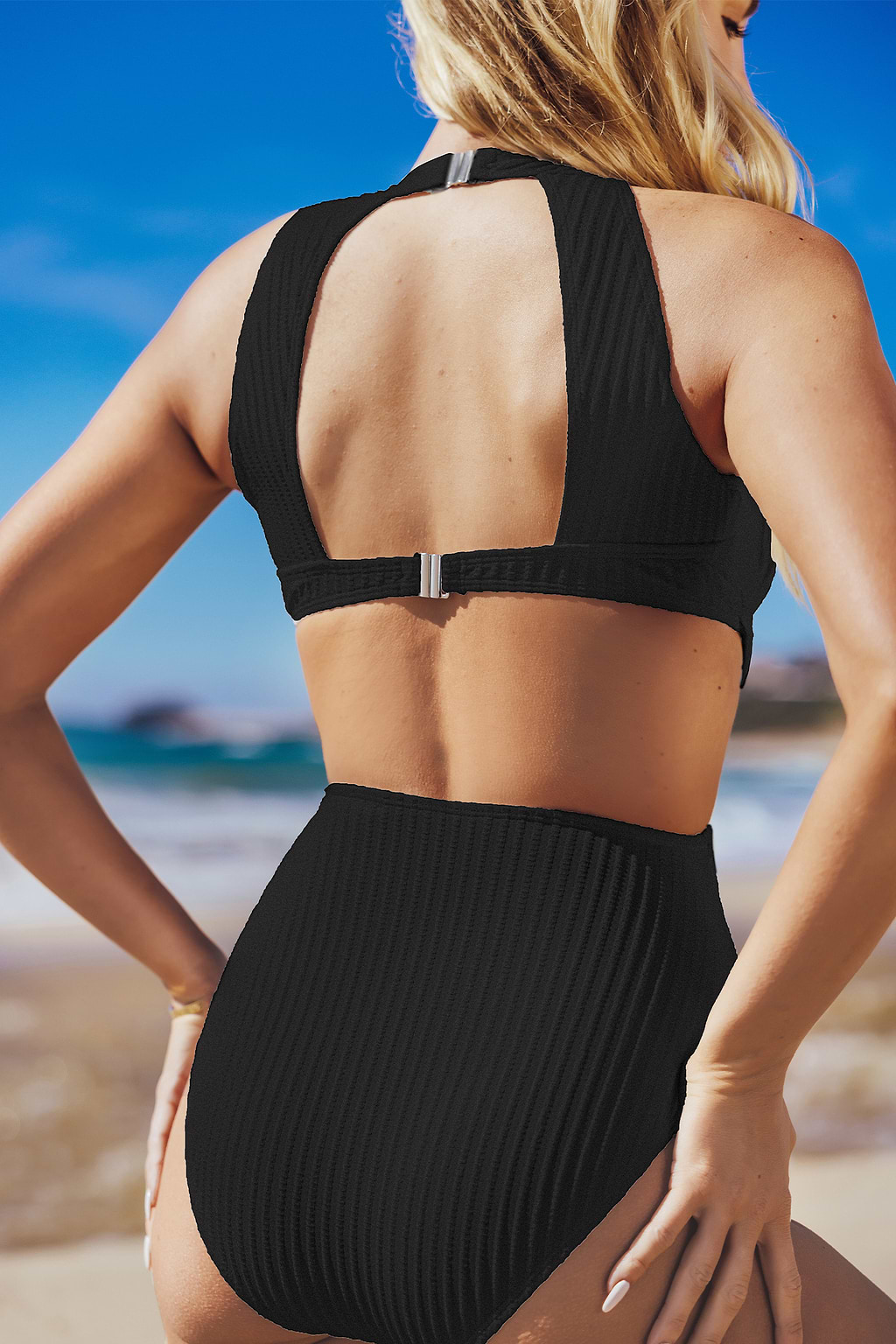Schwarzer Badeanzug mit hohem Halsausschnitt