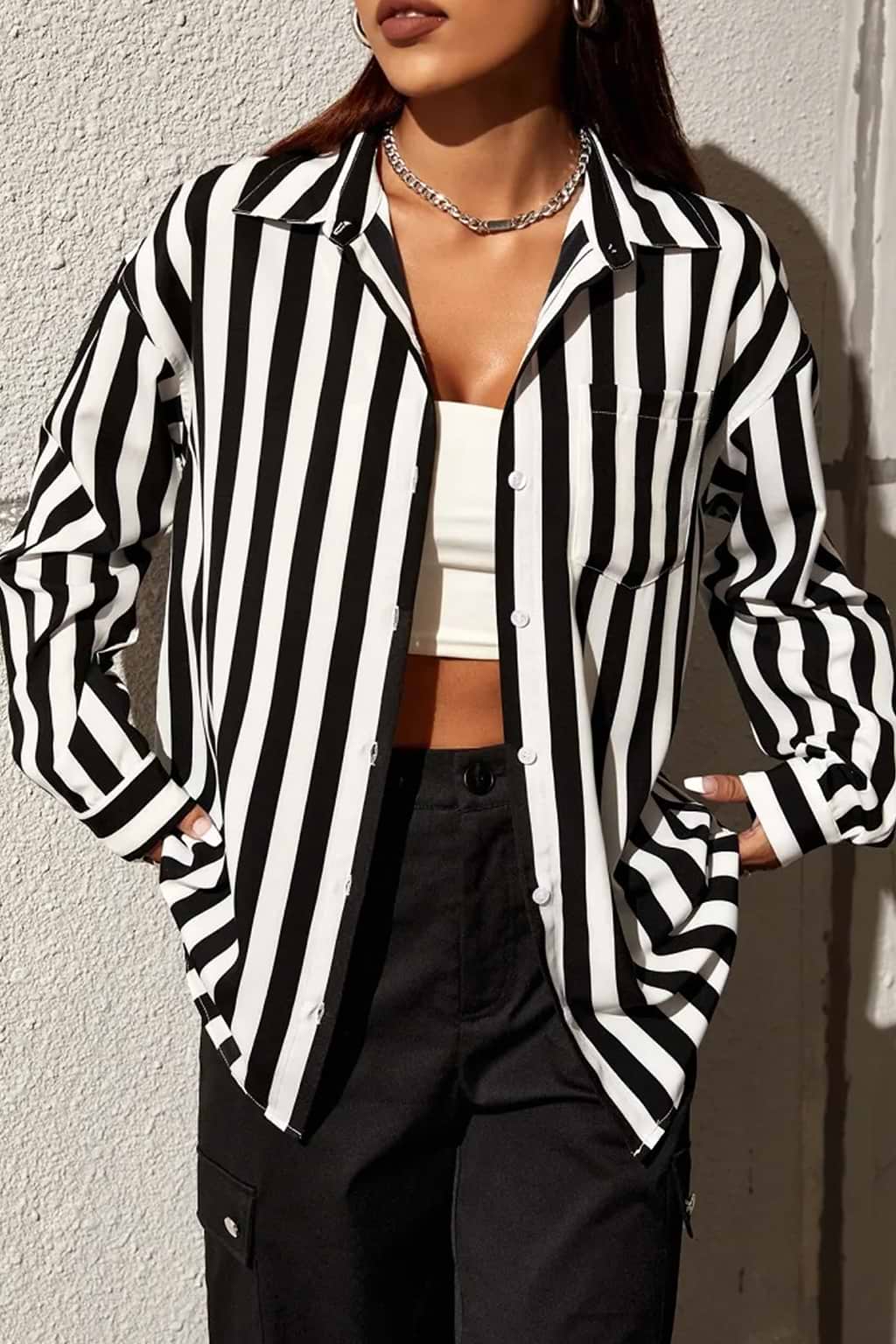 Gestreifte Bluse mit Knöpfen und Kragen