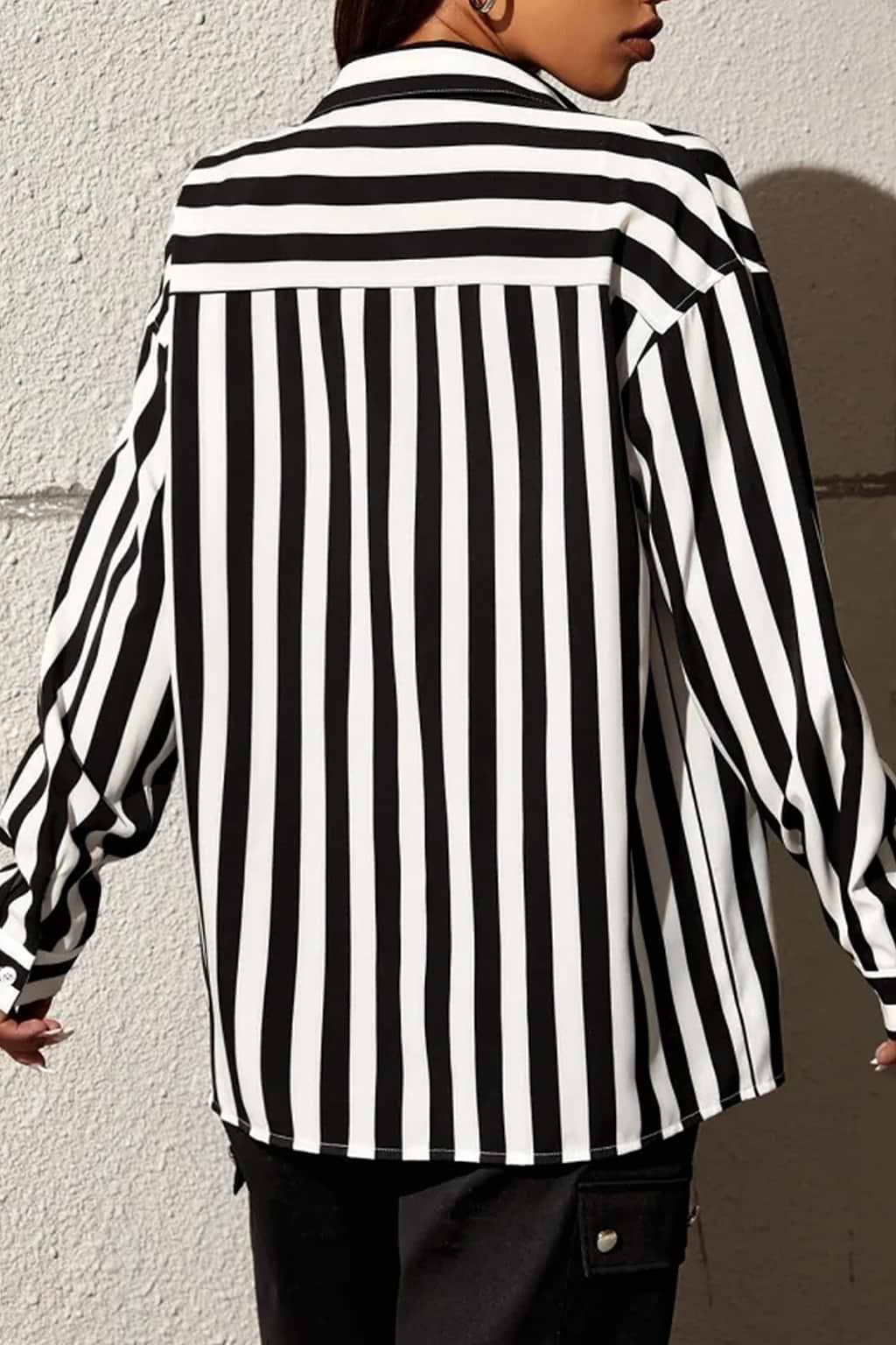 Gestreifte Bluse mit Knöpfen und Kragen