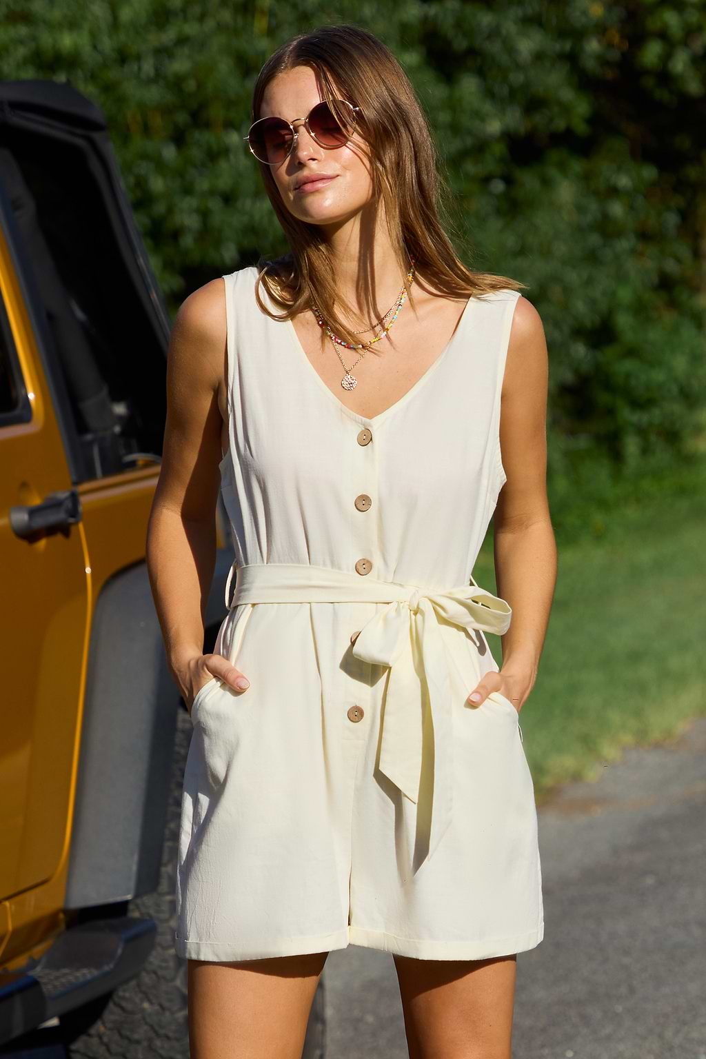 Mameluco sin mangas con botones delanteros color marfil