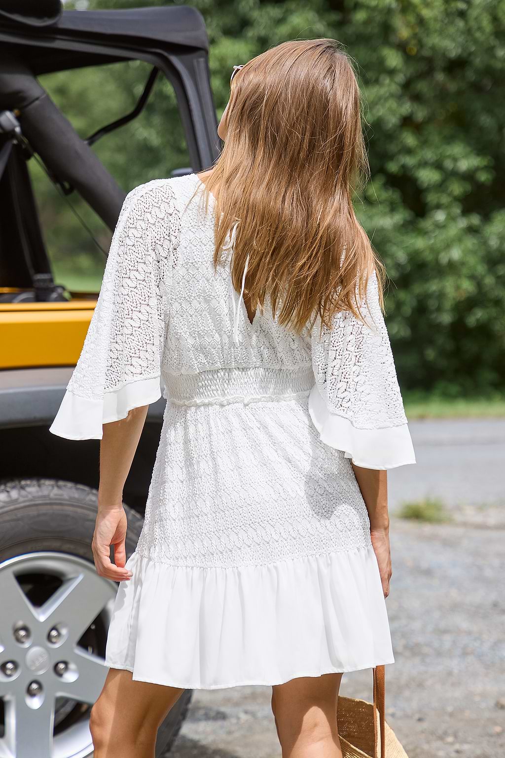 Minivestido de encaje blanco con cintura fruncida