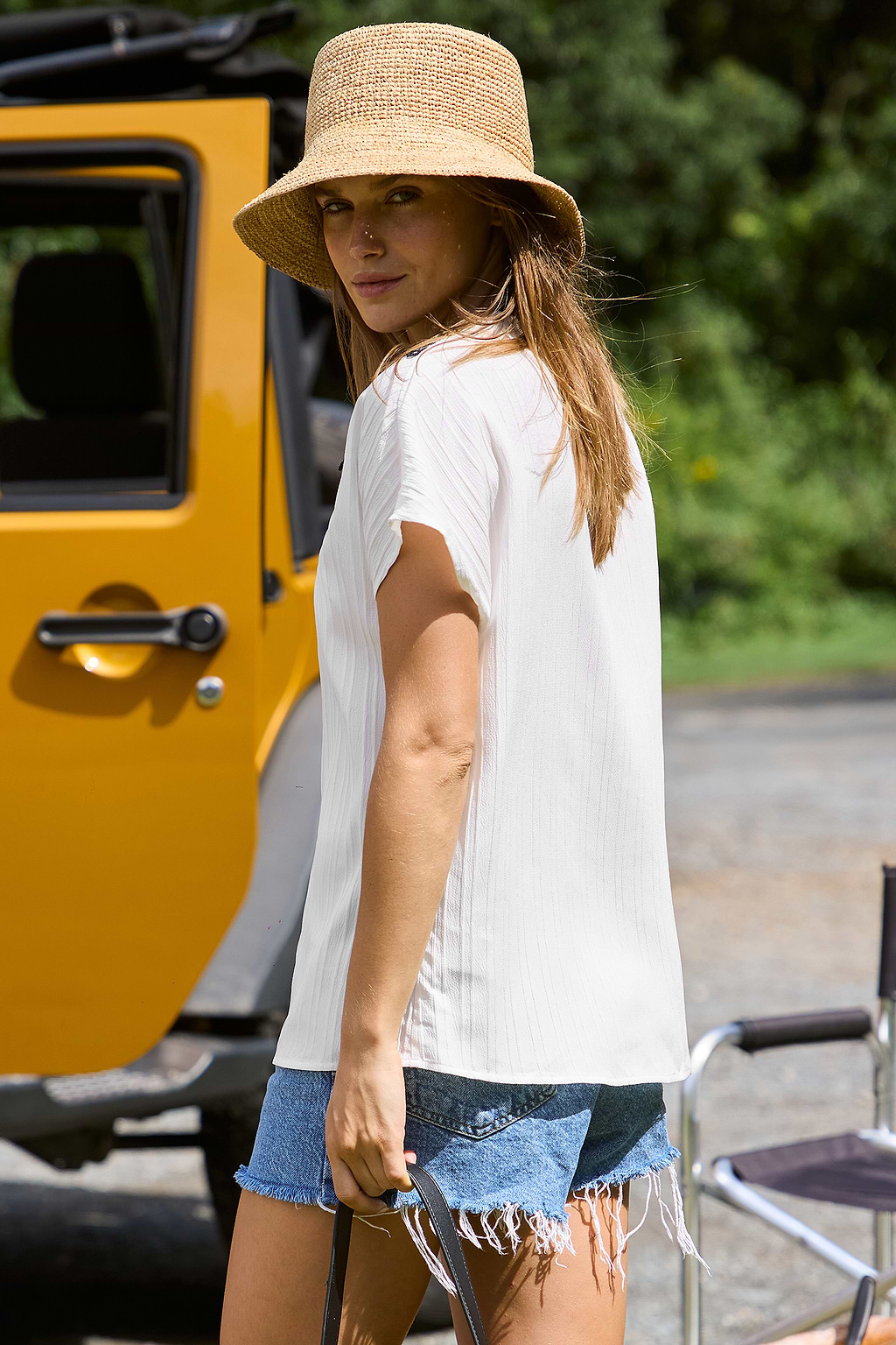 Weiß-schwarze Spitzenbluse mit Rundhalsausschnitt