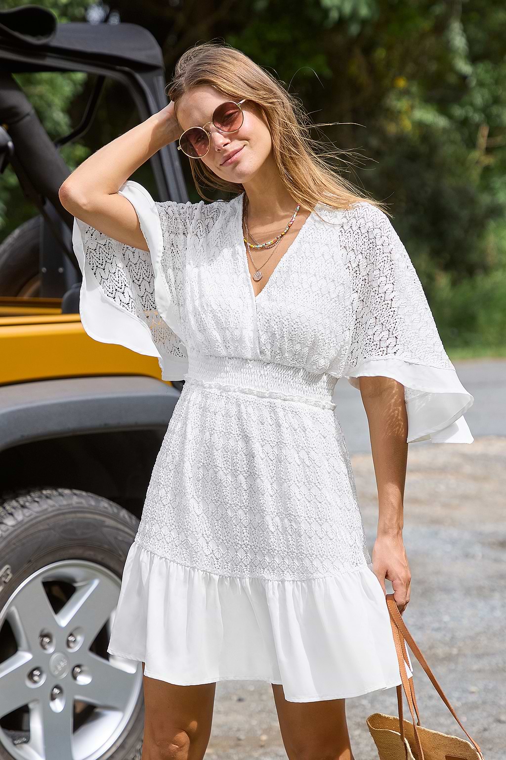 Minivestido de encaje blanco con cintura fruncida