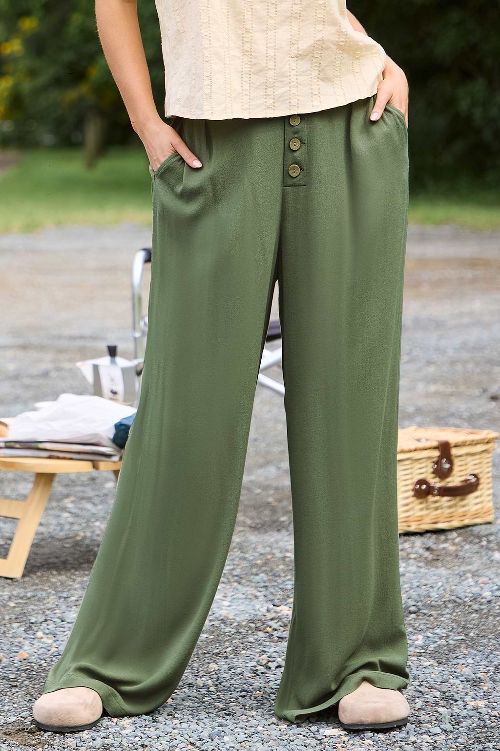 Pantalones verde oliva con pernera suelta y botones delanteros