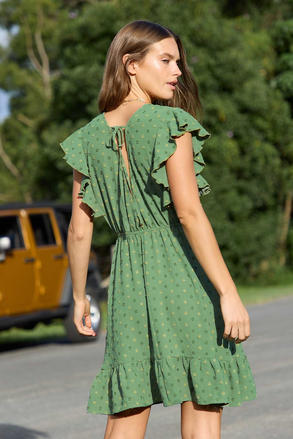 Groene mini-jurk met fluttermouwen en volantzoom