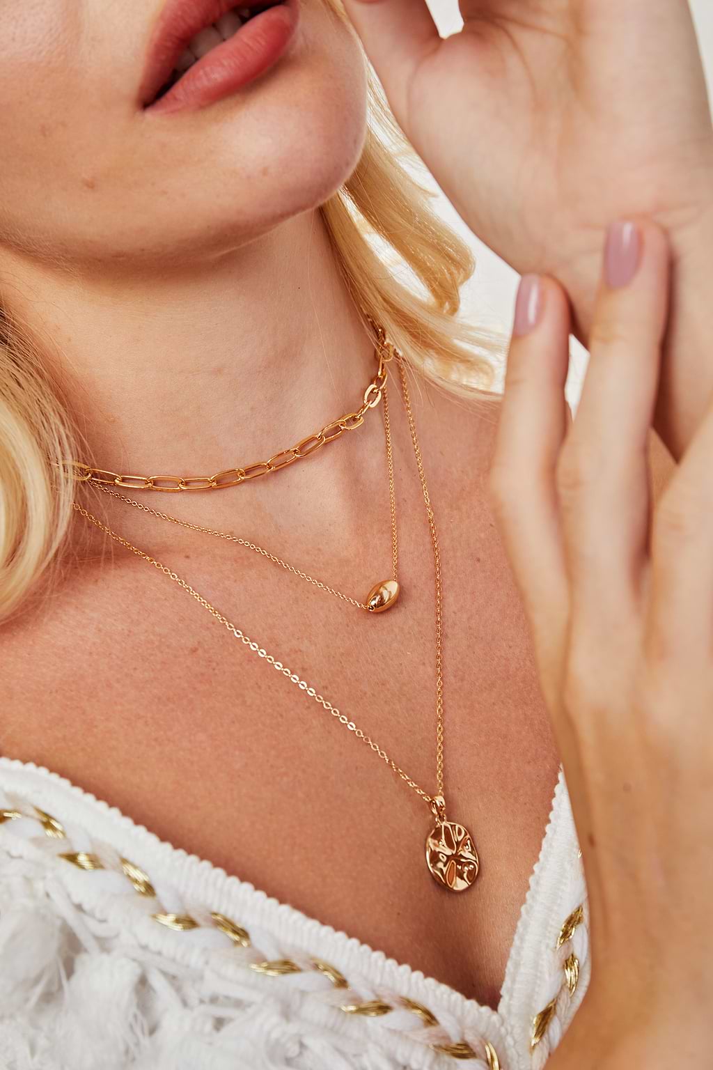 Conjunto de collar con colgante en tono dorado