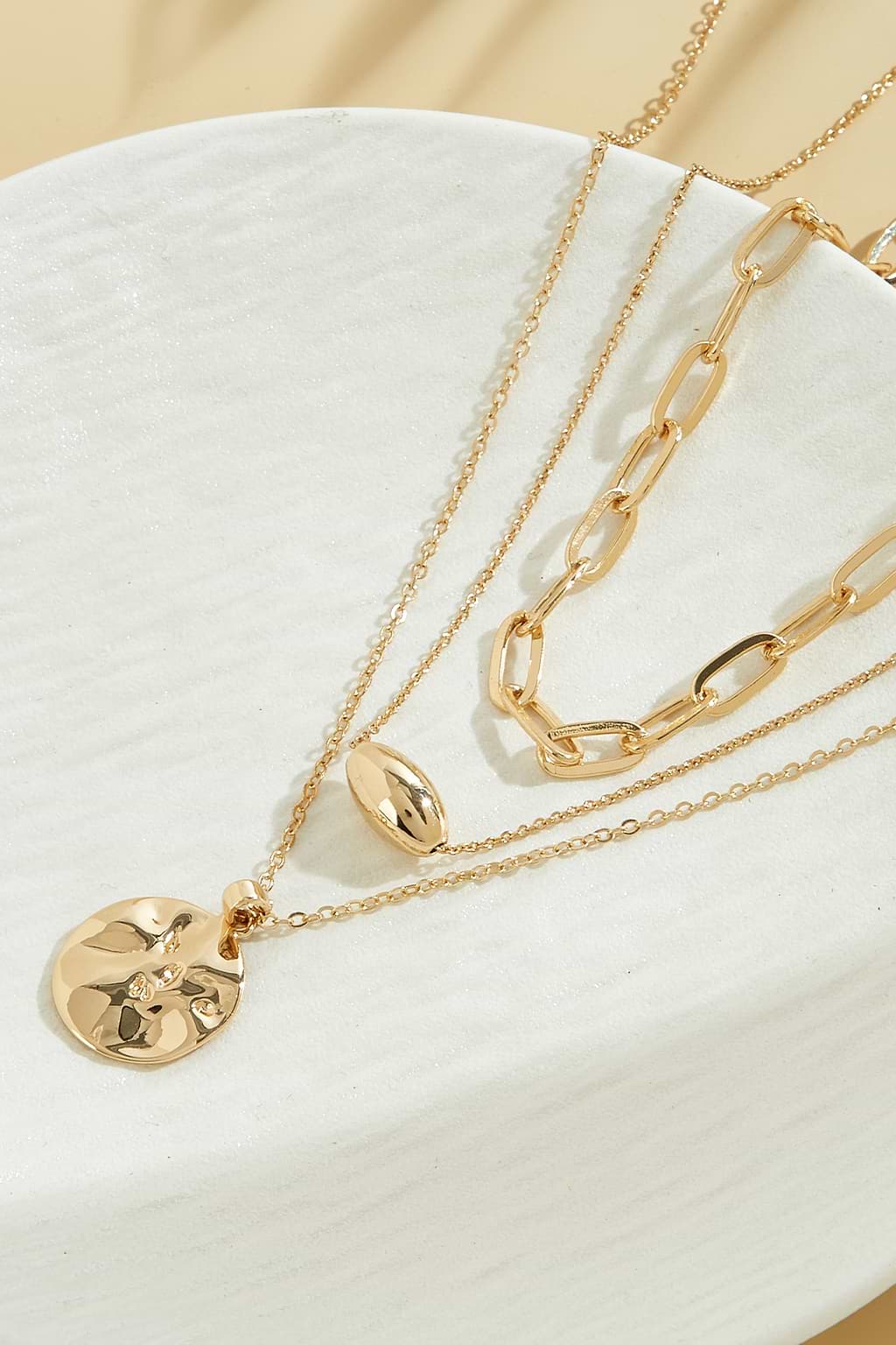 Conjunto de collar con colgante en tono dorado