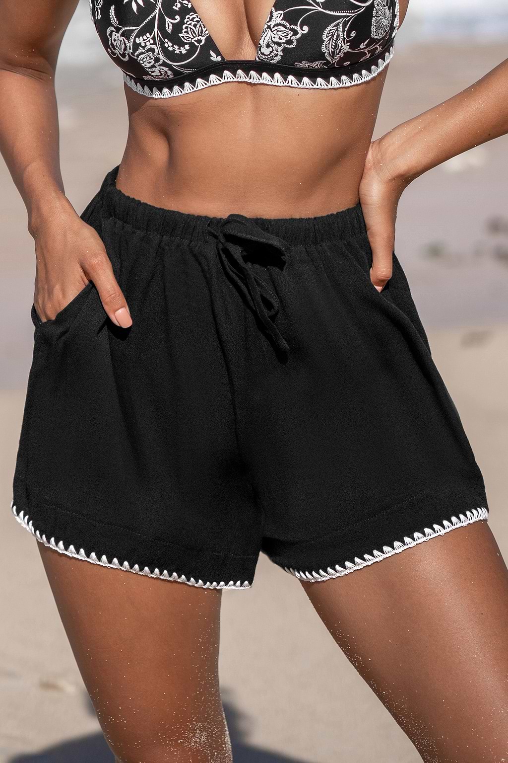 Gehaakte cover-up short met geschulpte rand