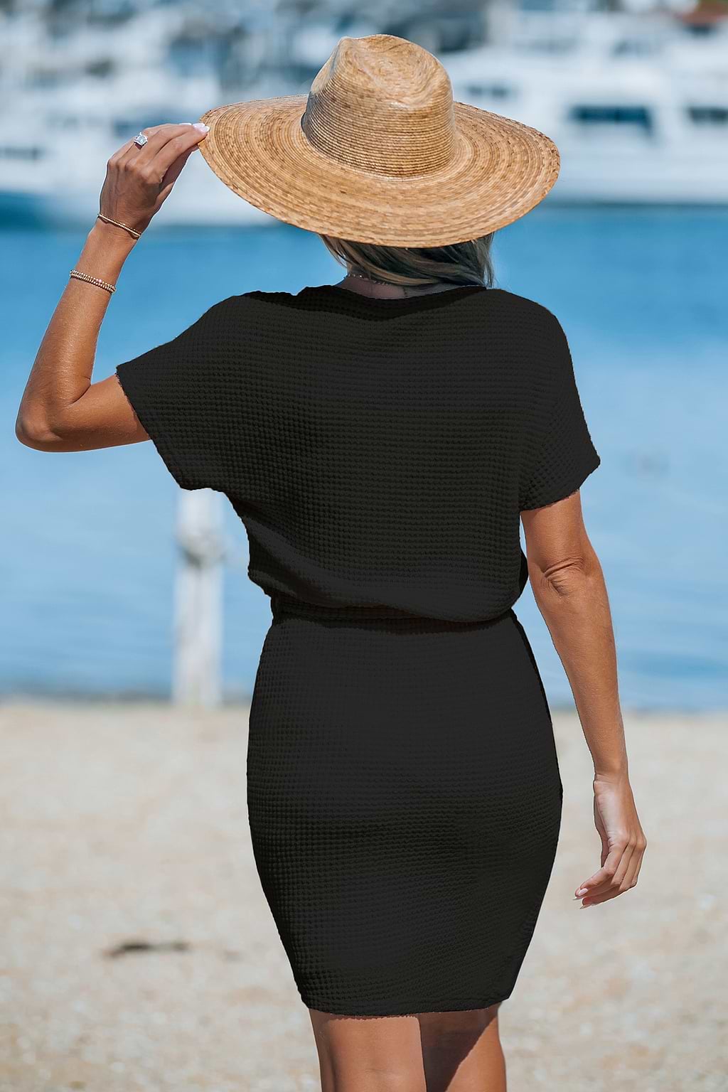 Zwarte mini-jurk met ronde hals en korte mouwen