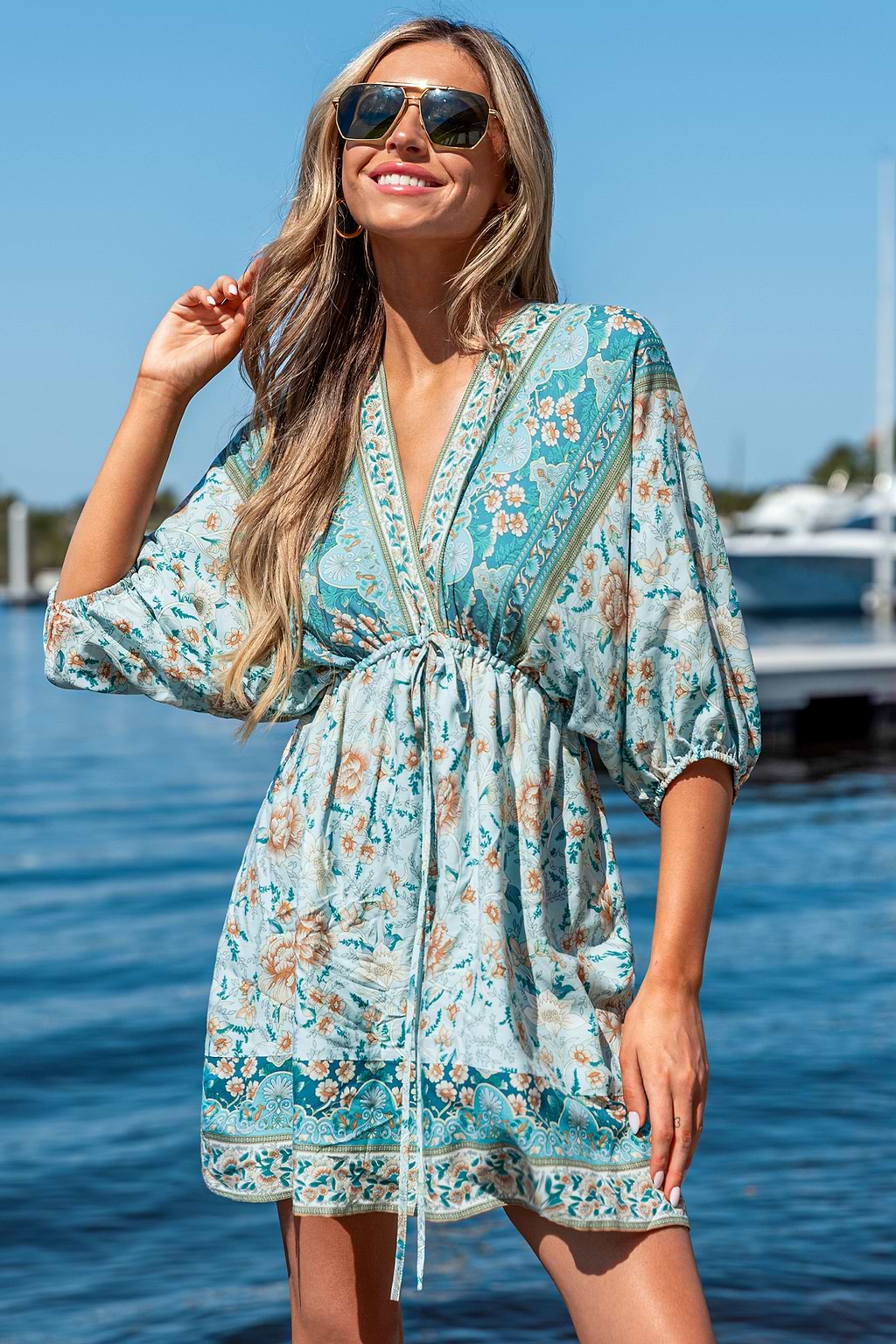 Blaues geblümtes tief ausgeschnittenes Minikleid