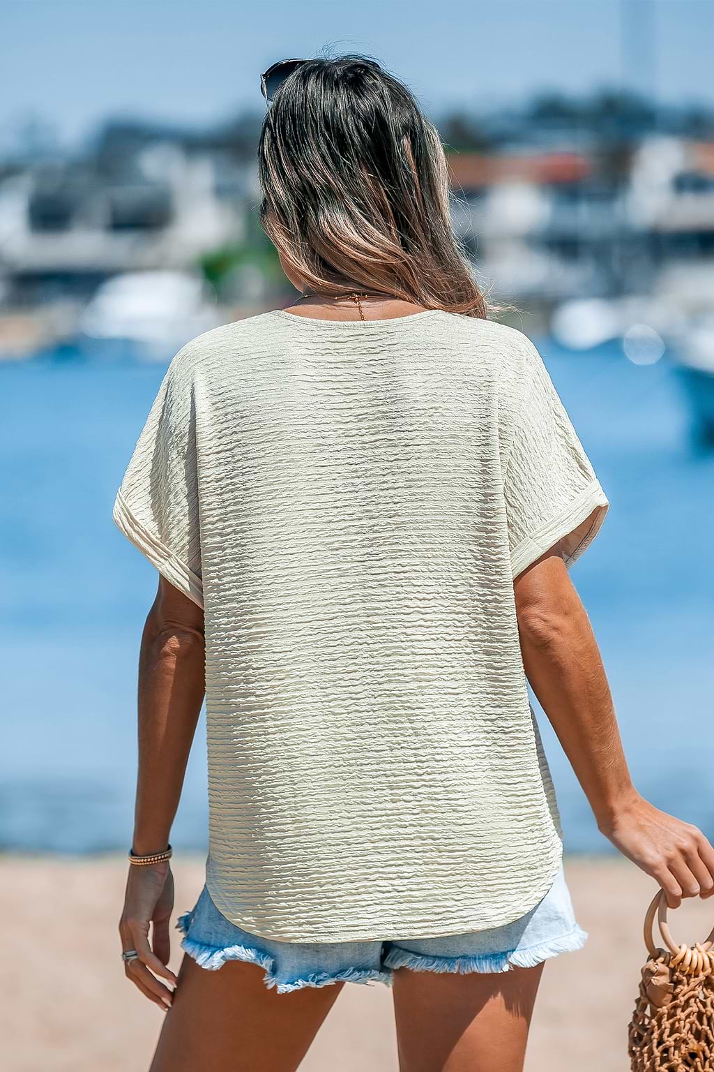 Beigefarbenes kurzärmeliges T-Shirt mit V-Ausschnitt