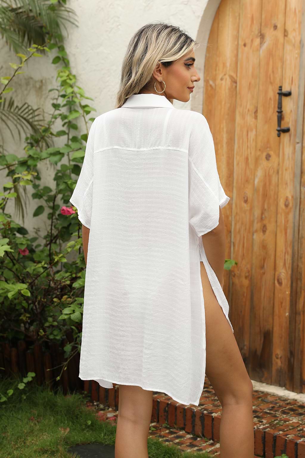 Weißes Cover-Up-Top mit geteiltem Saum