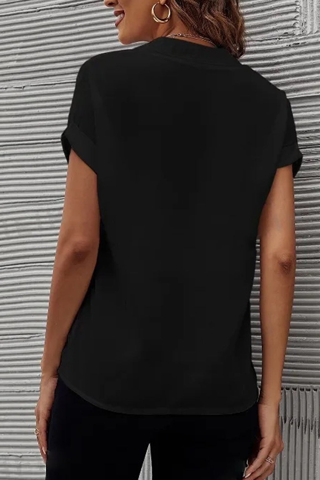 Schwarzes kurzärmeliges Top mit V-Ausschnitt