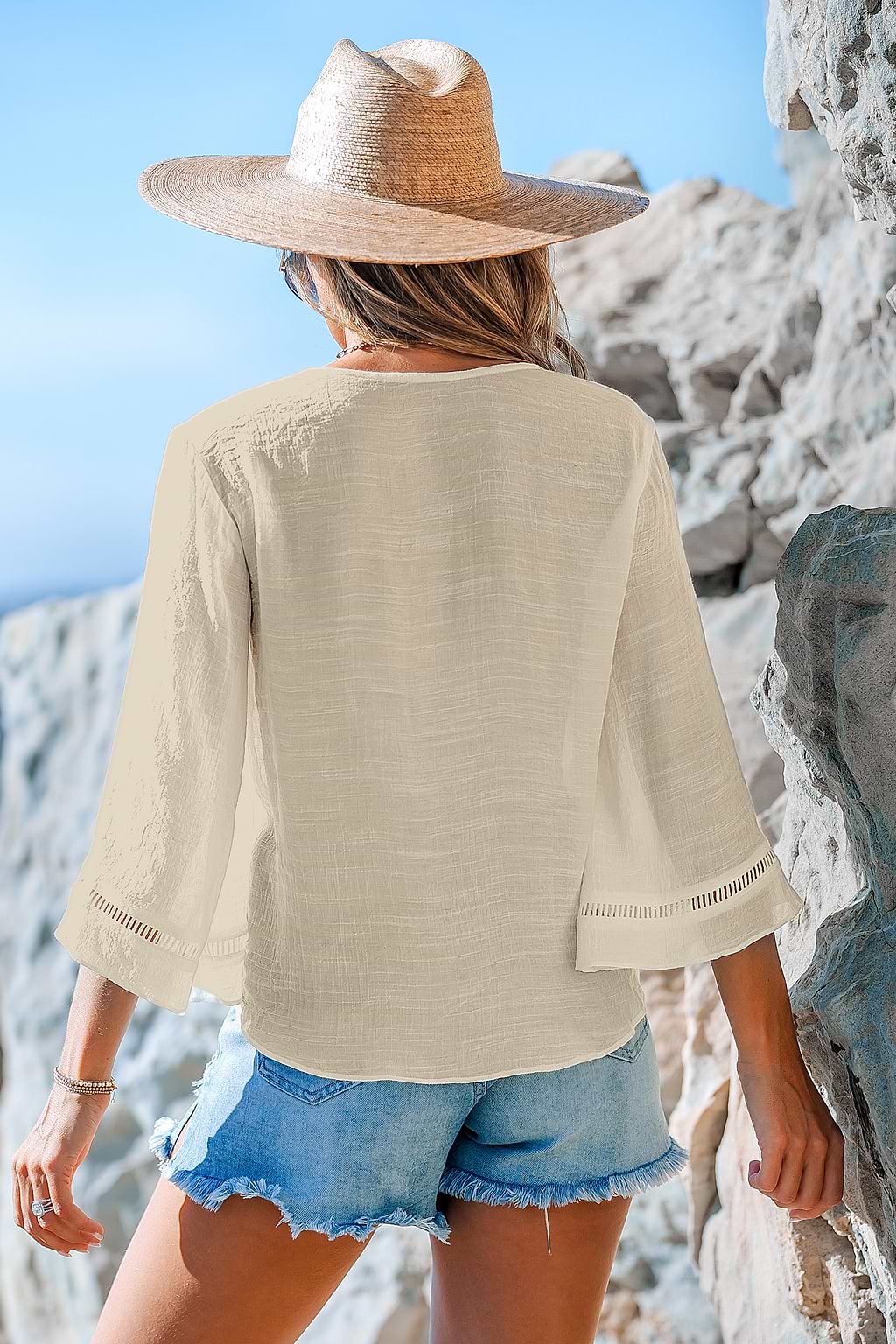 Cover-up beige con manga acampanada y cintura atada