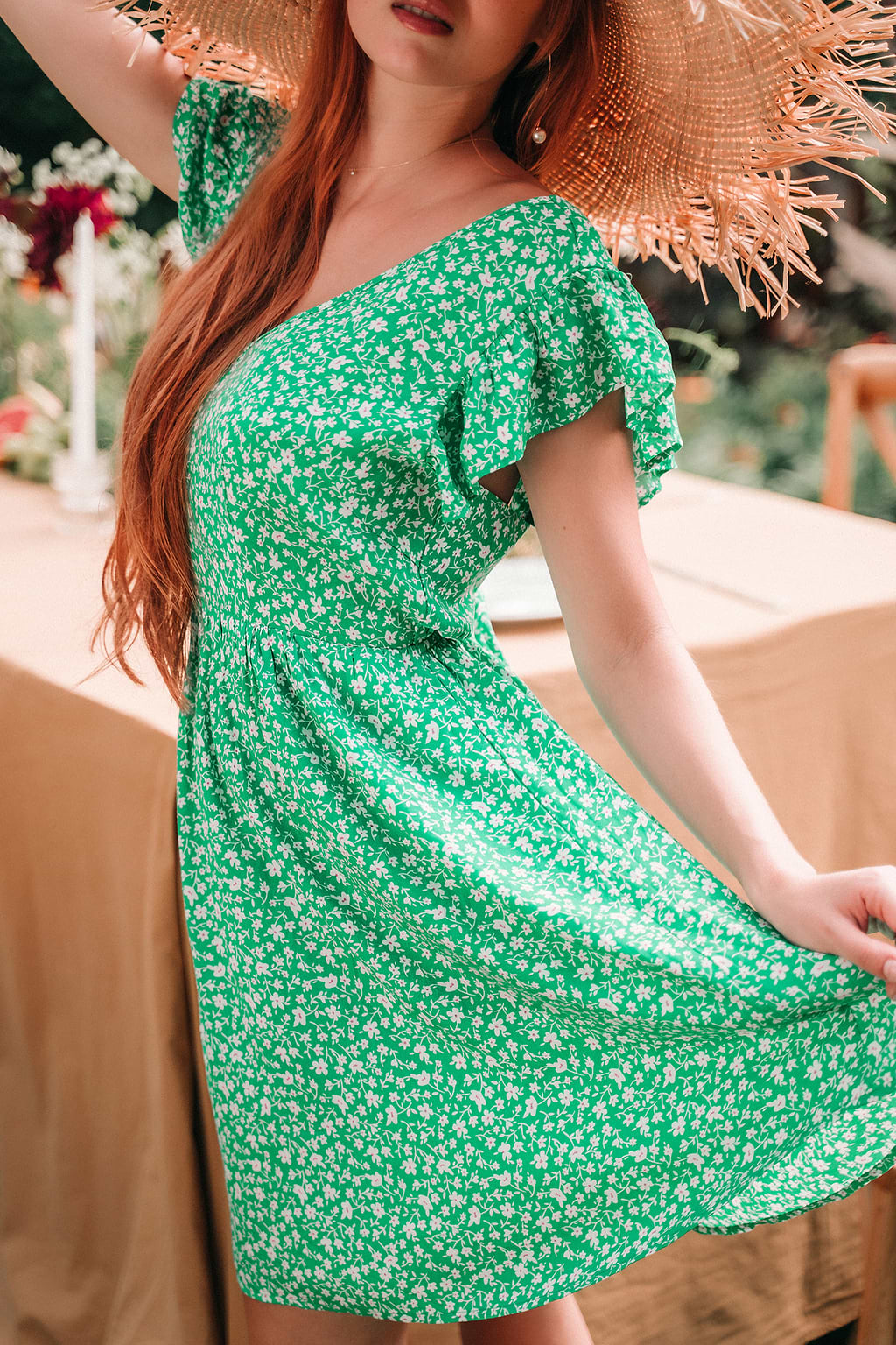 Grünes Ditsy Minikleid mit V-Ausschnitt und Flatterärmeln