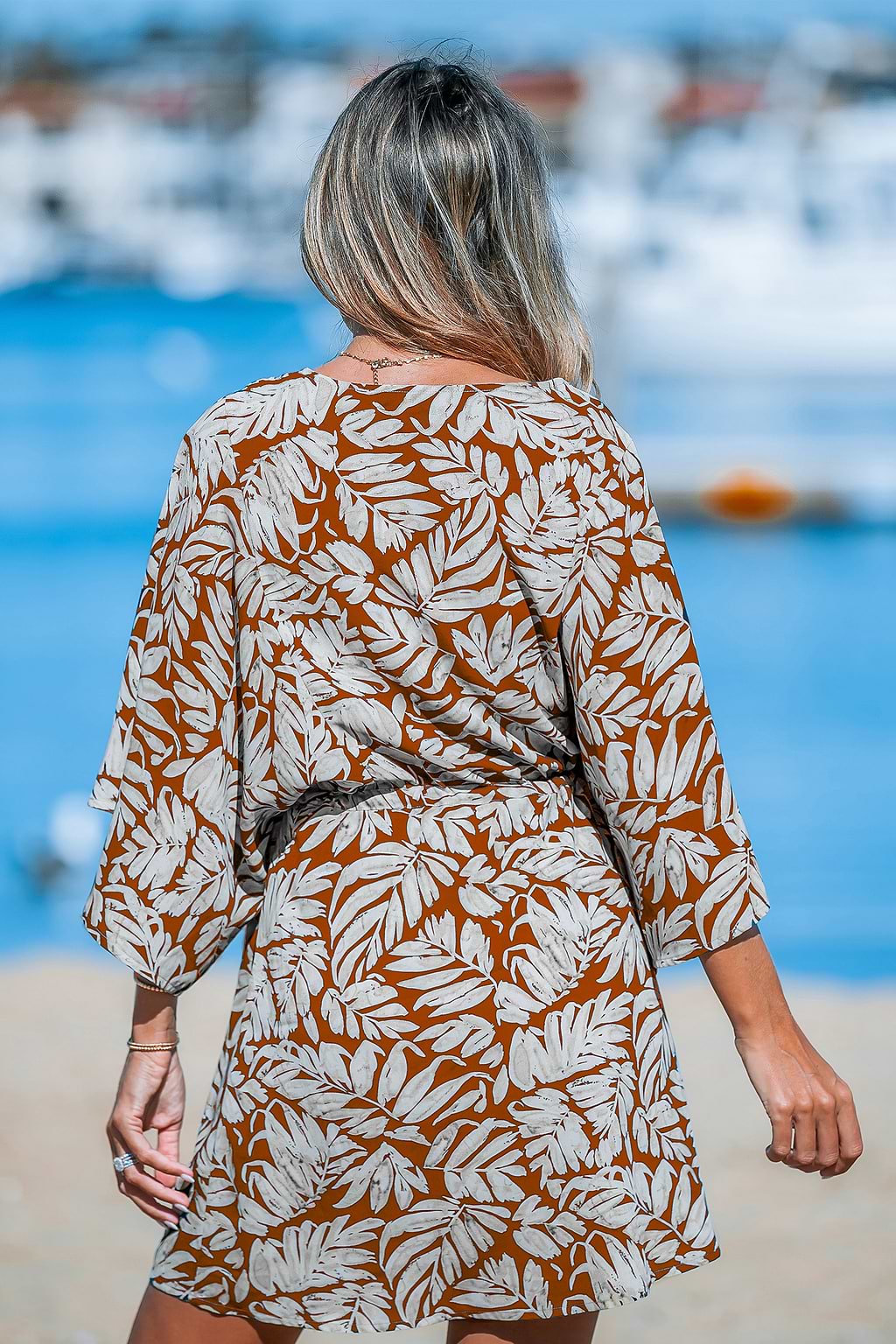 Mini-jurk met tropische bladprint en strikceintuur