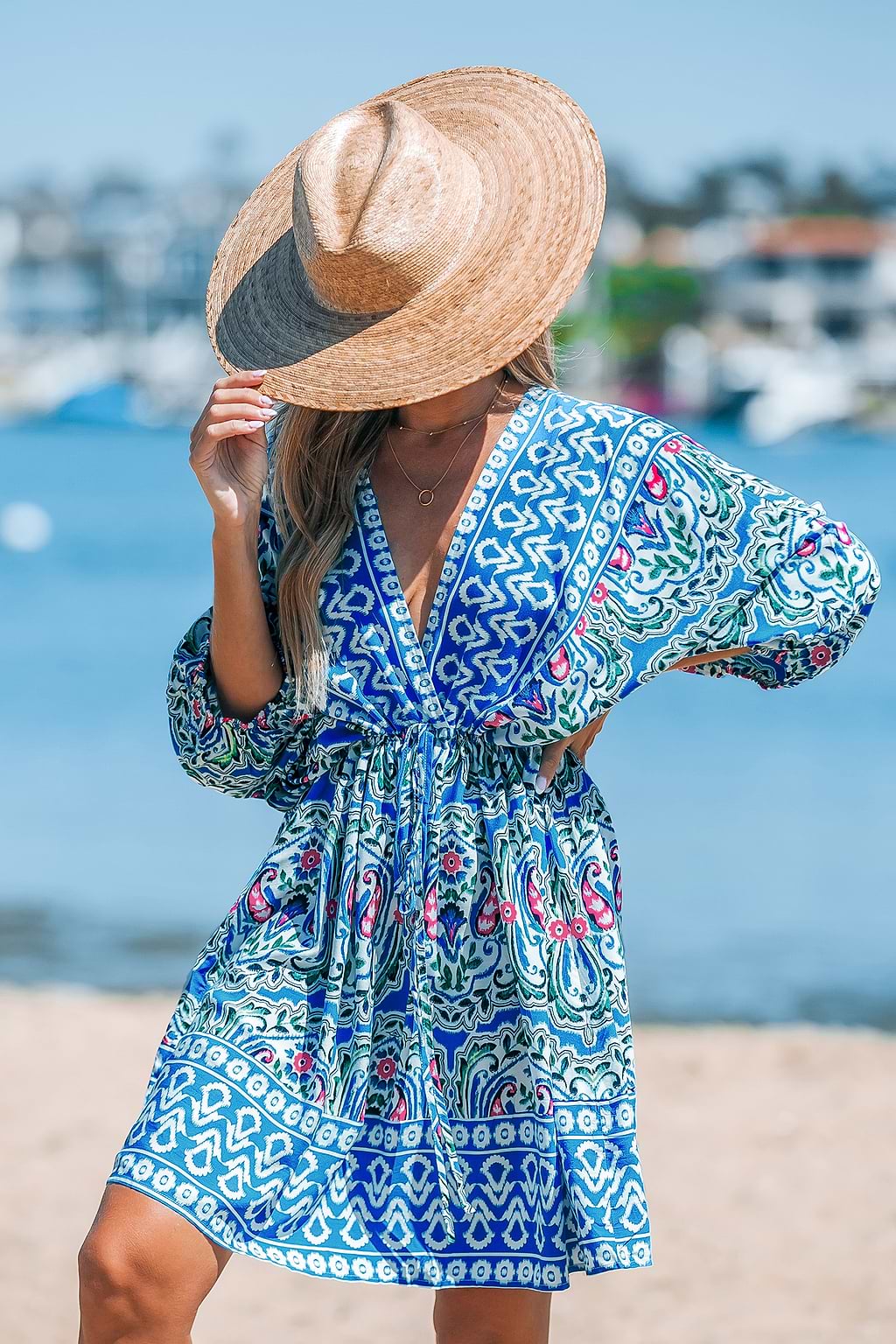 Minivestido bohemio con cuello en V y mangas abullonadas