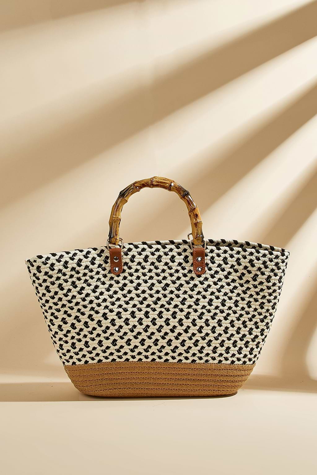 Geflochtene Tragetasche mit Tragegriff oben