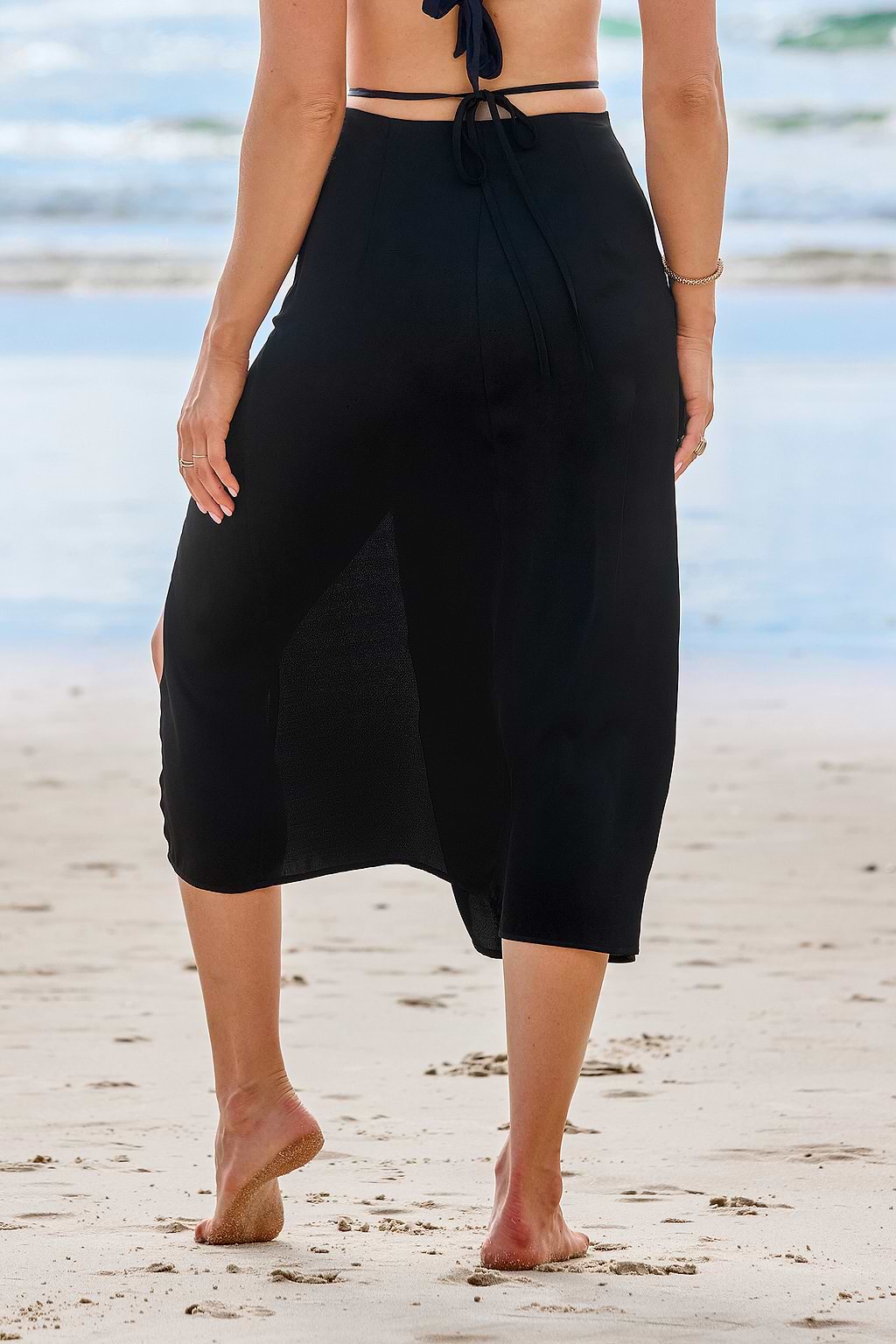 Pareo midi con abertura delantera y tejido de satén negro