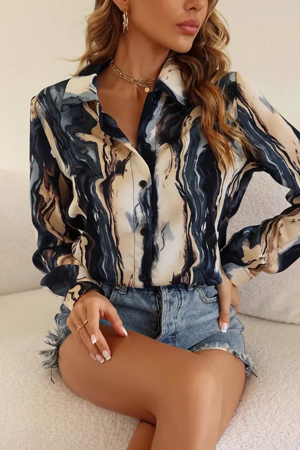 Blusa con cuello y estampado abstracto