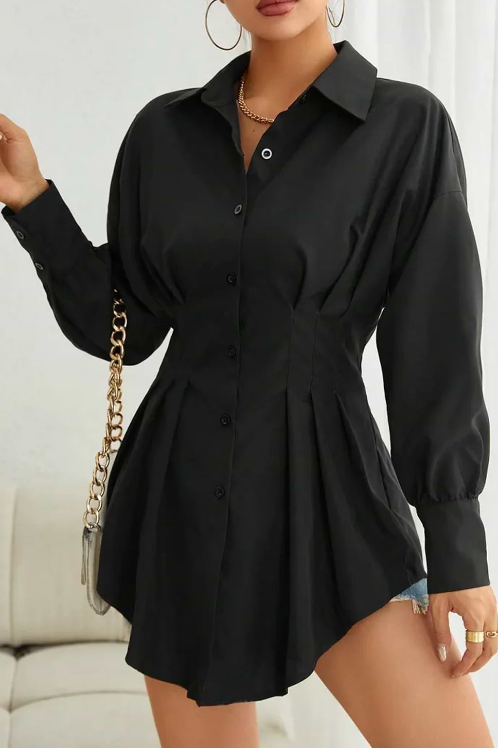 Minivestido de manga larga con cuello negro