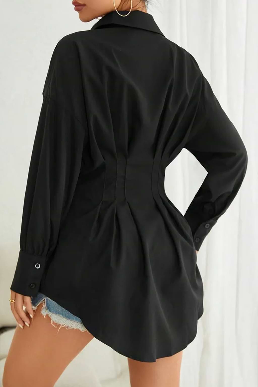 Minivestido de manga larga con cuello negro