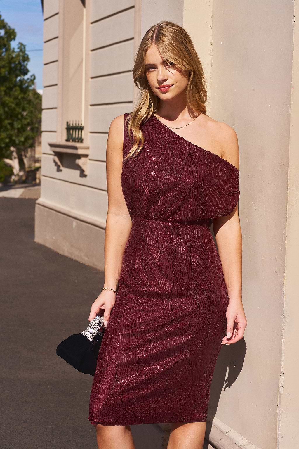 Vestido midi asimétrico con hombros descubiertos y lentejuelas en rojo