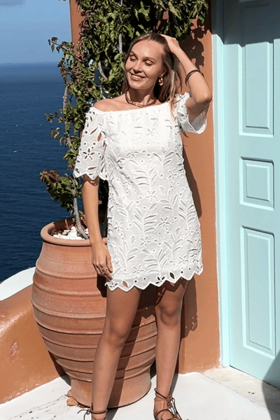 Schulterfreies Minikleid mit floralen Ösenmuster