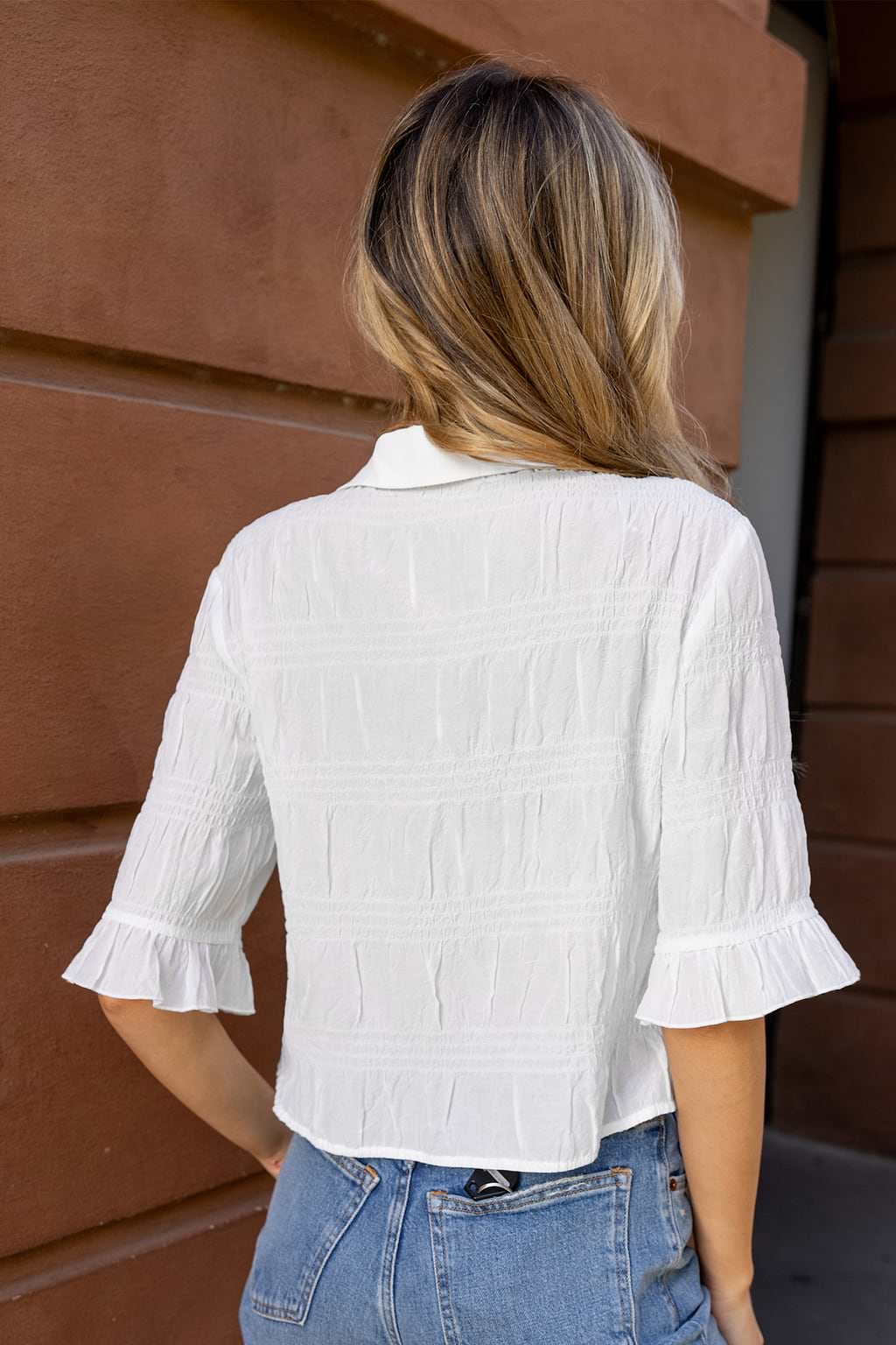 Blusa arrugada con botones delanteros y cuello blanco