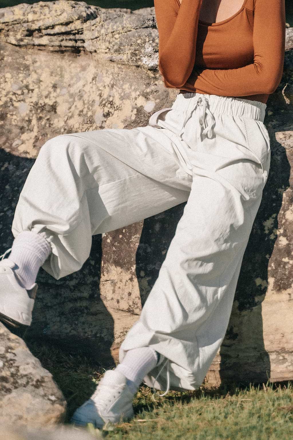 Weiße Hose mit elastischem Bund und spitz zulaufendem Bein