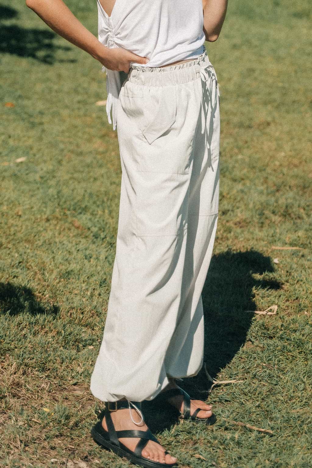 Weiße Hose mit elastischem Bund und spitz zulaufendem Bein