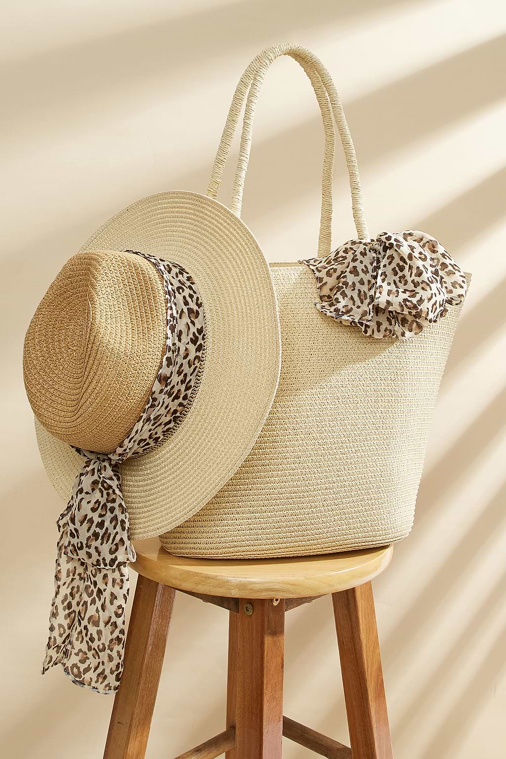 Set met luipaardsjaal  strohoed en draagtas