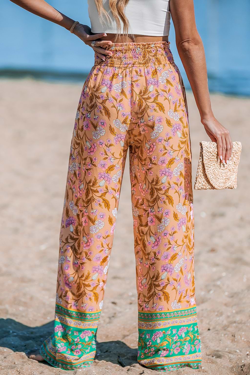 Pantalones rectos con cintura fruncida y estampado floral naranja