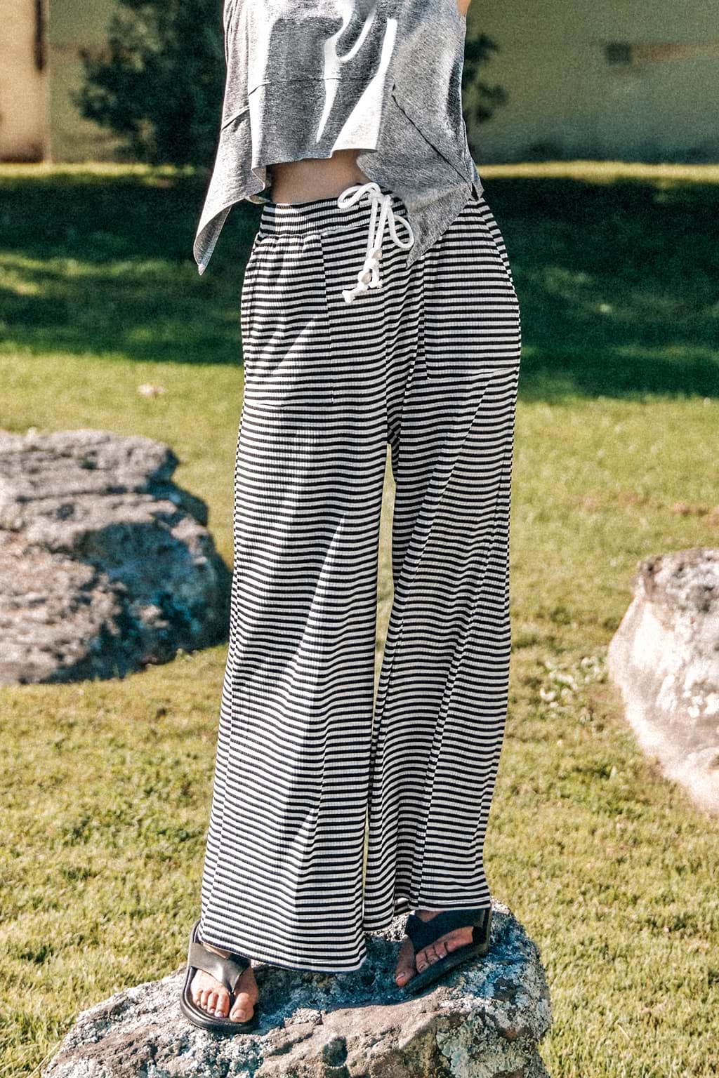 Pantalon à large jambe avec cordon à la taille et rayures