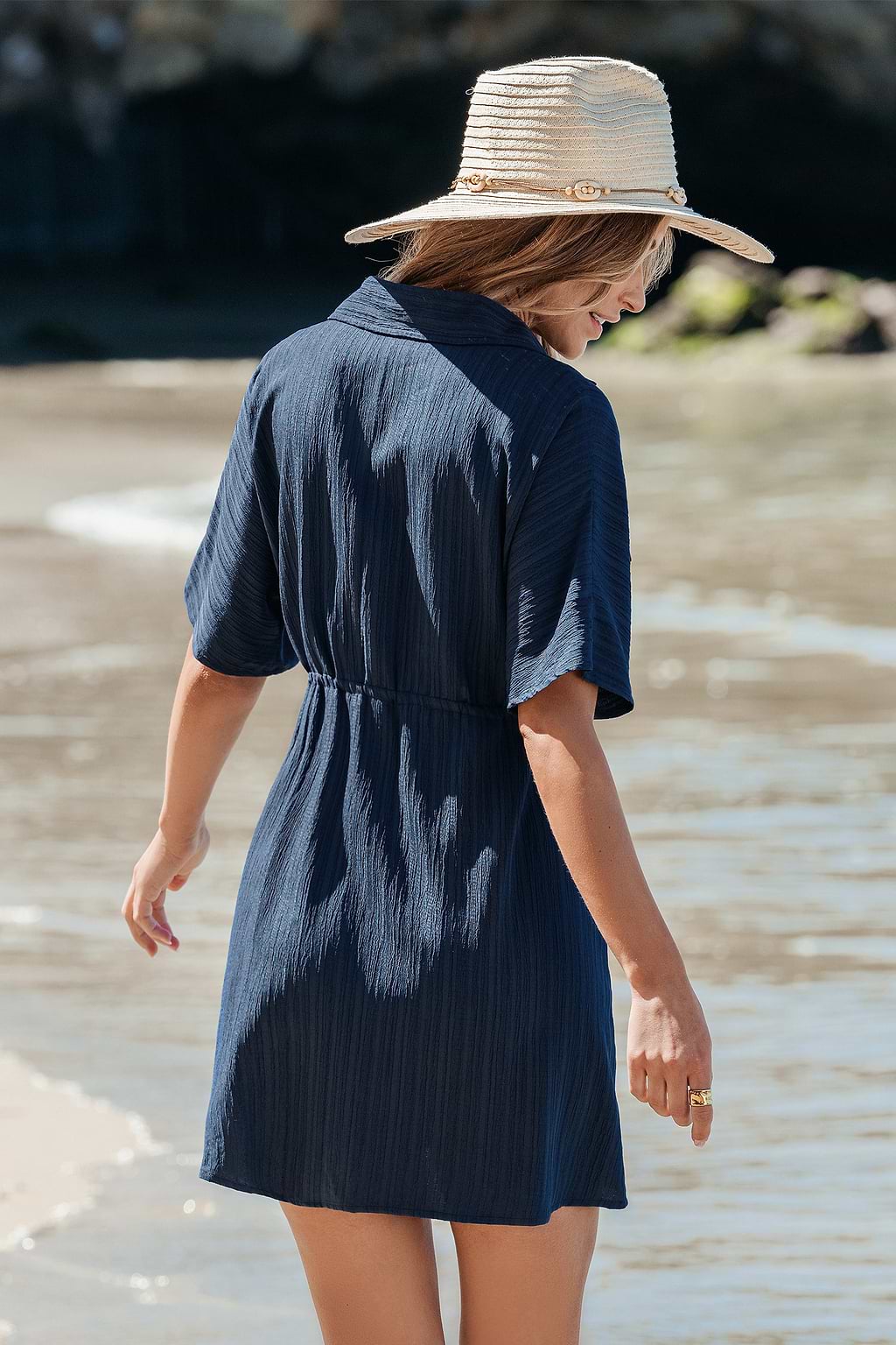 Minivestido azul marino con botones delanteros y manga corta con cuello