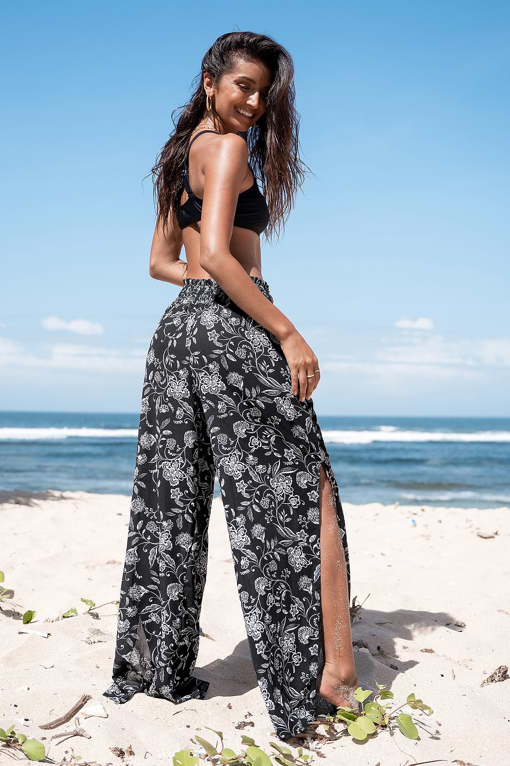 Pantalones tipo pareo con cintura fruncida y estampado floral negro