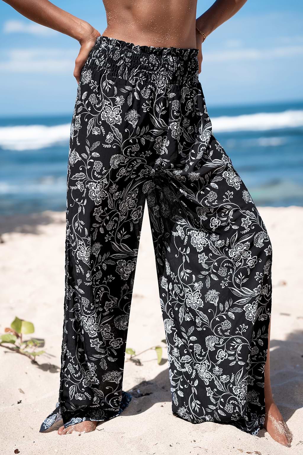 Pantalones tipo pareo con cintura fruncida y estampado floral negro