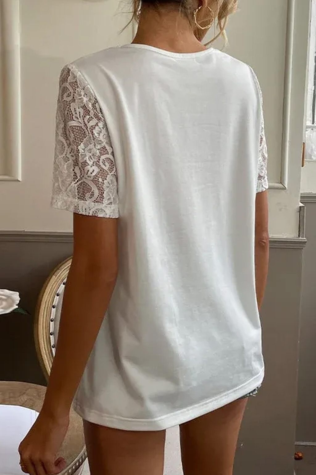 Weißes Top mit V-Ausschnitt und Spitze