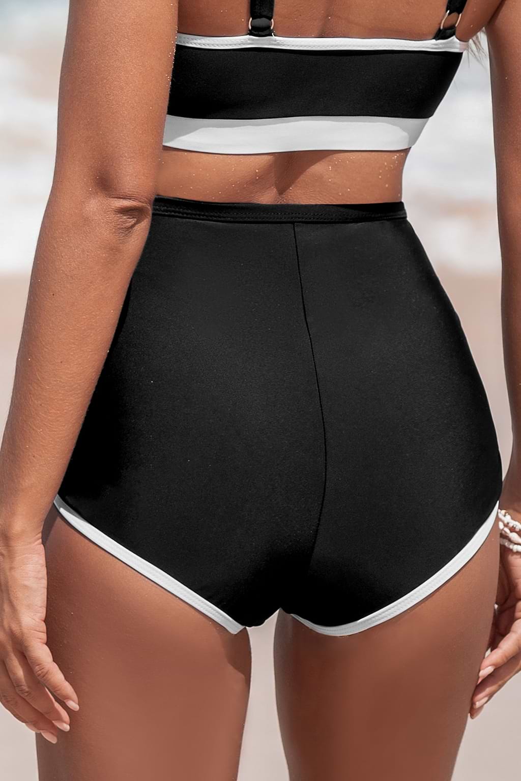 Short de bain ventre plat avec passepoil contrasté noir