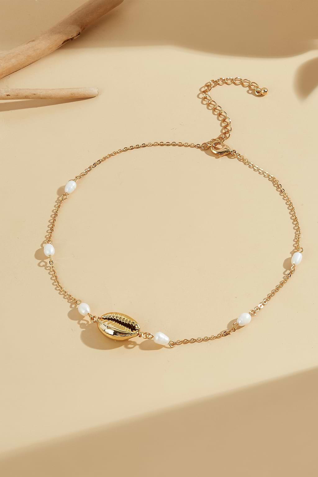 Collier avec fausses perles en métal doré