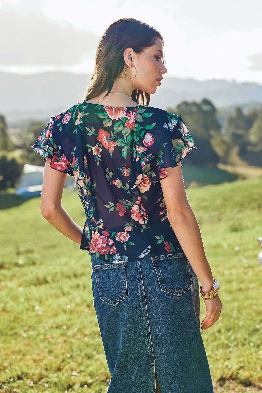 Donkere bloemenblouse met ruches en fladdermouwen