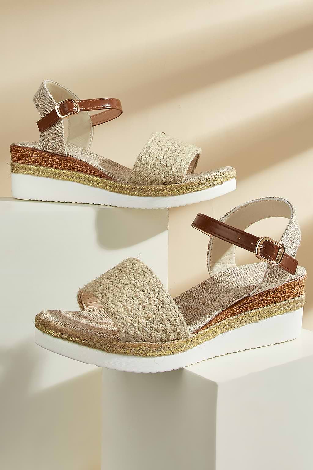 Sandalias con cuña y correa con hebilla