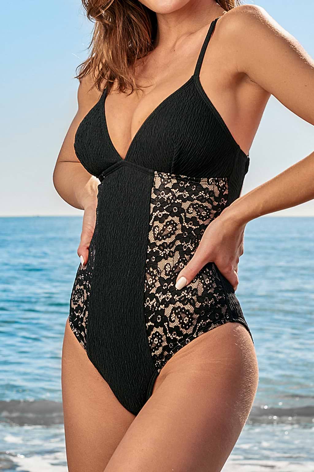 Traje de baño atrevido de encaje negro