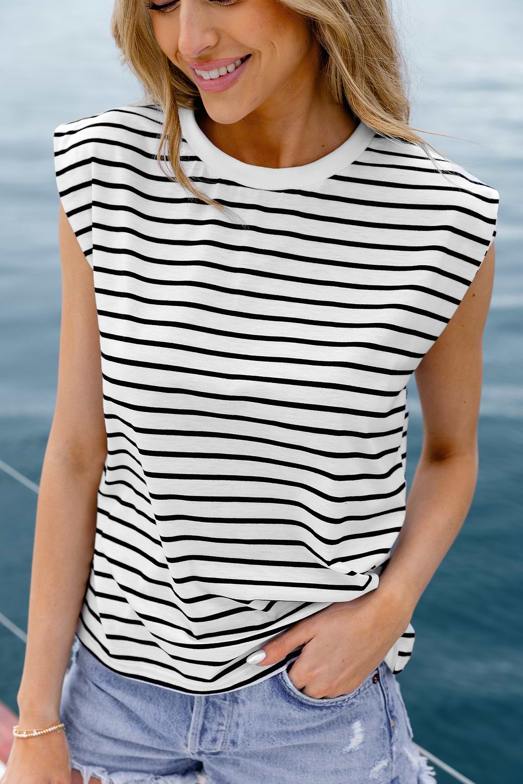 Schwarz-weiß gestreiftes T-Shirt mit Rundhalsausschnitt