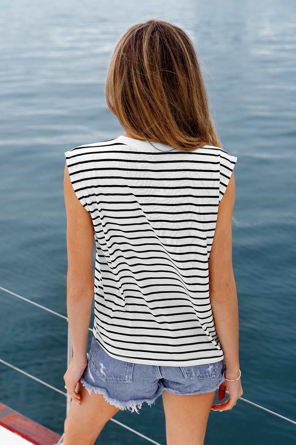 Schwarz-weiß gestreiftes T-Shirt mit Rundhalsausschnitt