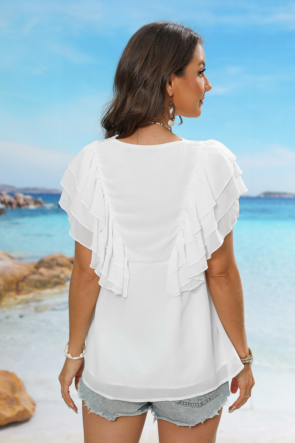 Blusa blanca con cuello en V y volantes escalonados
