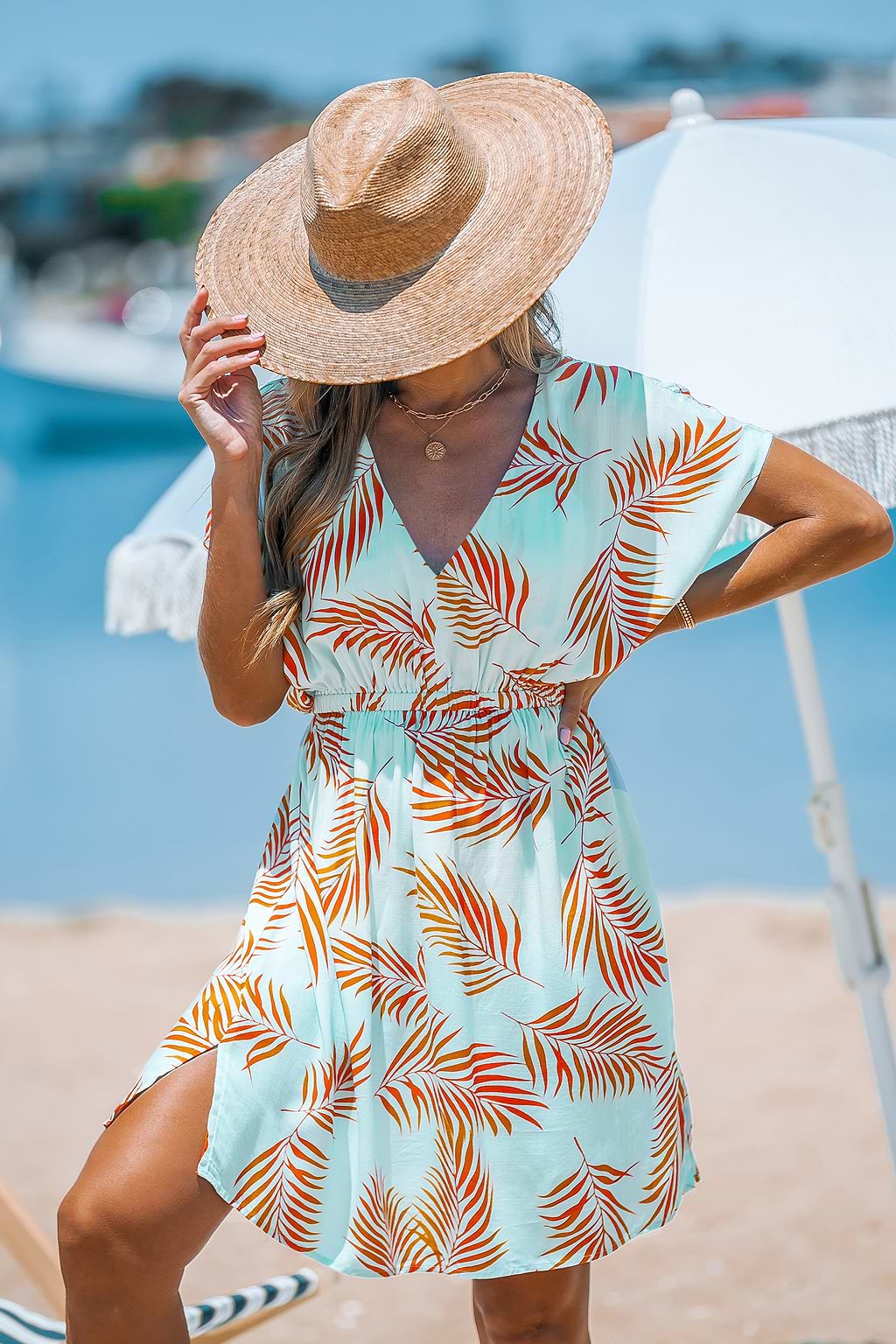 Strandkleid mit Dolman-Ärmeln und Blätterdruck