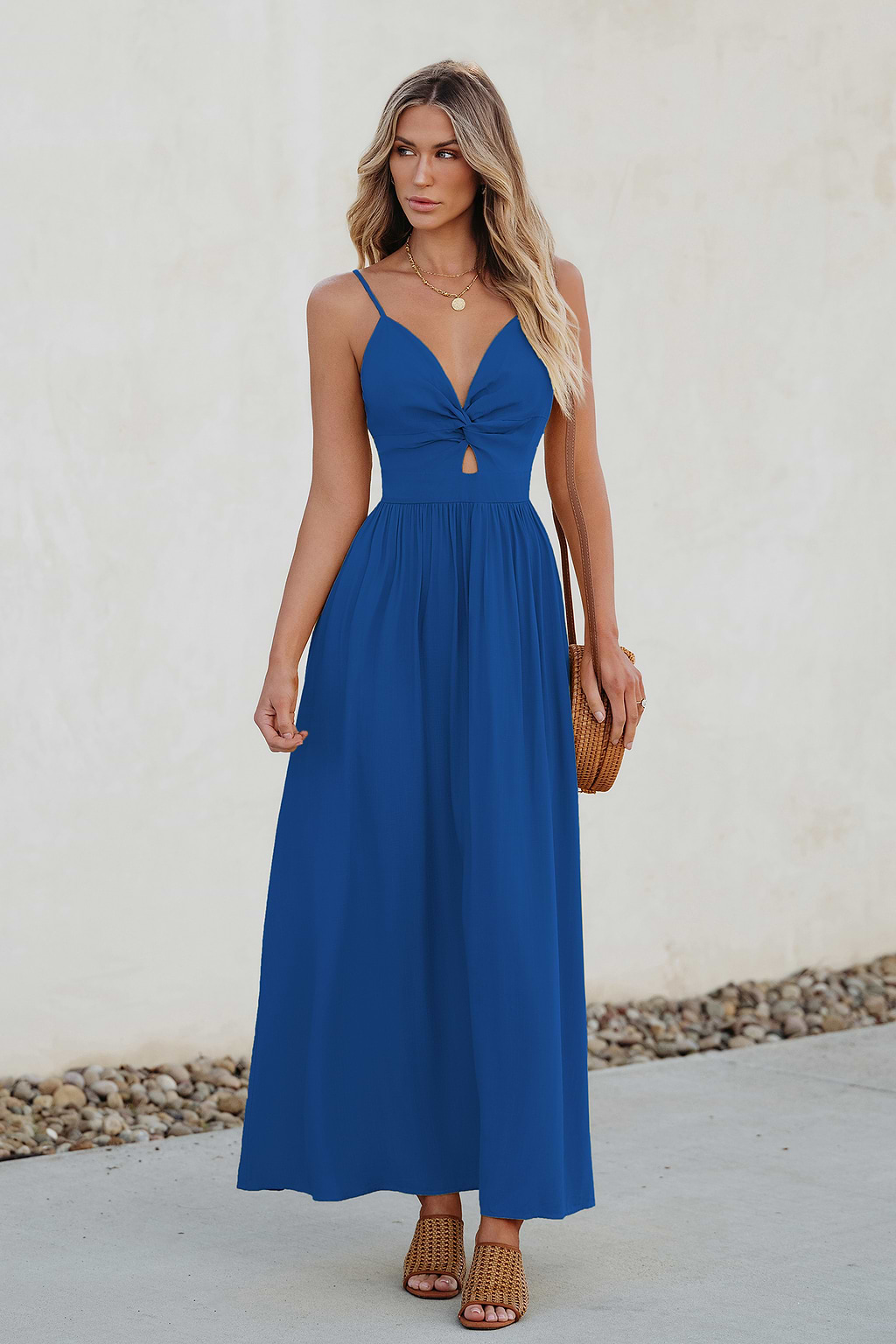 Vestido largo azul con escote en forma de corazón y abertura en forma de cerradura