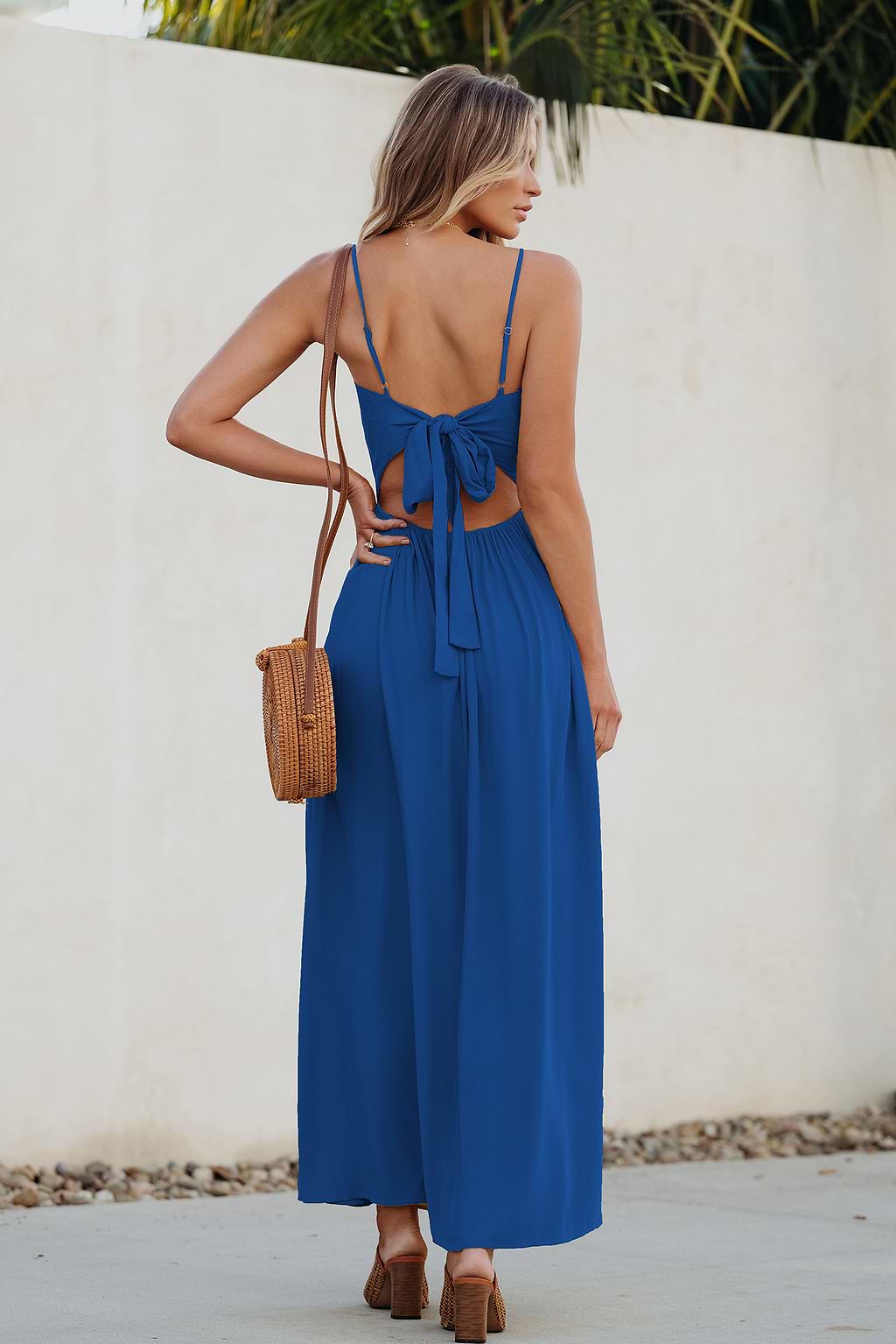 Vestido largo azul con escote en forma de corazón y abertura en forma de cerradura