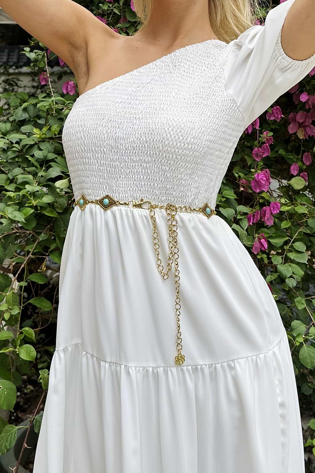 Goldfarbener und türkisfarbener Kettengürtel